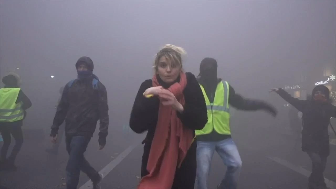 Το Παρίσι φλέγεται και εκείνη χορεύει ανάμεσα στις φωτιές! (Βίντεο)